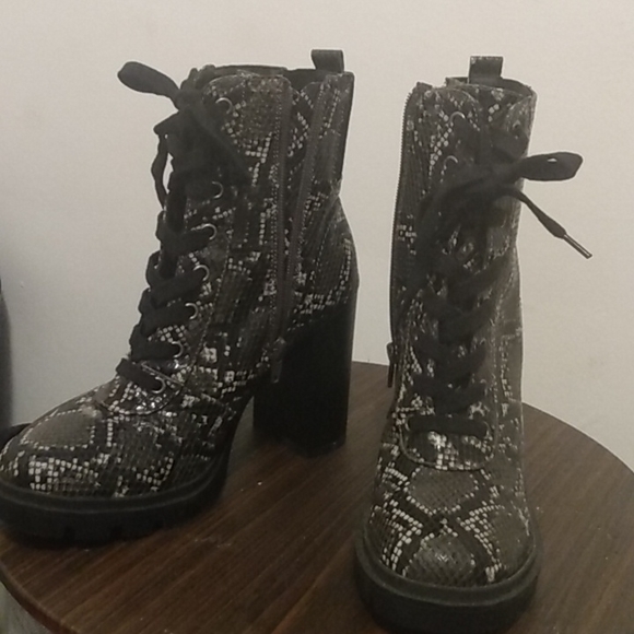 I'm selling a size 9 snake skin boots gray black and white - Picture 2 of 3